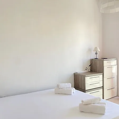 King Double Bedroom With Private Bathroom With Shared Next To Bus Stop! For Tourists! Santa Vennera