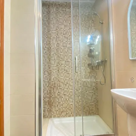 King Double Bedroom With Private Bathroom With Shared Next To Bus Stop! For Tourists! Séjour chez l'habitant Santa Vennera