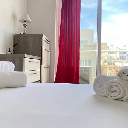 King Double Bedroom With Private Bathroom With Shared Next To Bus Stop! For Tourists! Habitación en casa particular