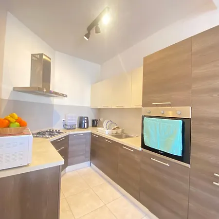 King Double Bedroom With Private Bathroom With Shared Next To Bus Stop! For Tourists! Séjour chez l'habitant *
