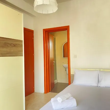 Ubytování v soukromí King Double Bedroom With Private Bathroom With Shared Next To Bus Stop! For Tourists! Santa Vennera