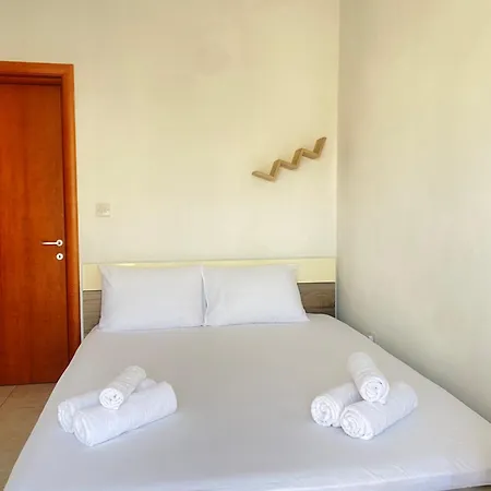 King Double Bedroom With Private Bathroom With Shared Next To Bus Stop! For Tourists!