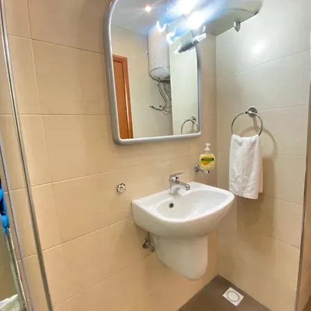 Séjour chez l'habitant King Double Bedroom With Private Bathroom With Shared Next To Bus Stop! For Tourists! *