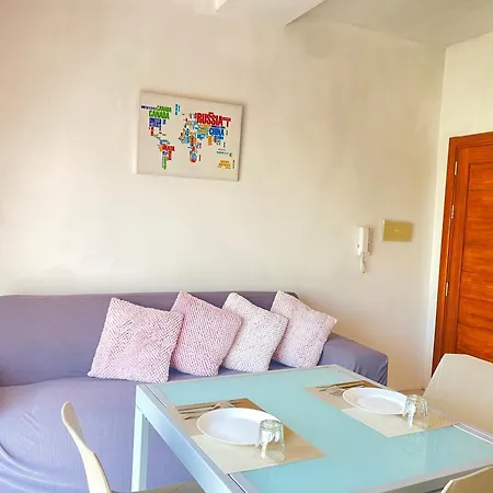 King Double Bedroom With Private Bathroom With Shared Next To Bus Stop! For Tourists!