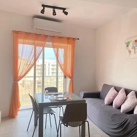King Double Bedroom With Private Bathroom With Shared Next To Bus Stop! For Tourists! Ubytování v soukromí