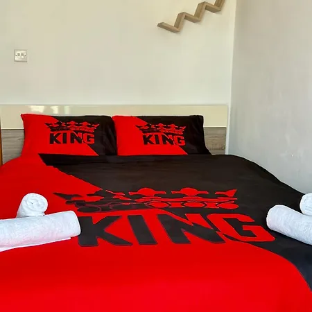 King Double Bedroom With Private Bathroom With Shared Next To Bus Stop! For Tourists!