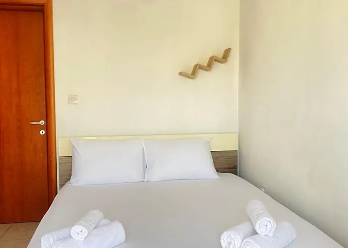 King Double Bedroom With Private Bathroom With Shared Next To Bus Stop! For Tourists!